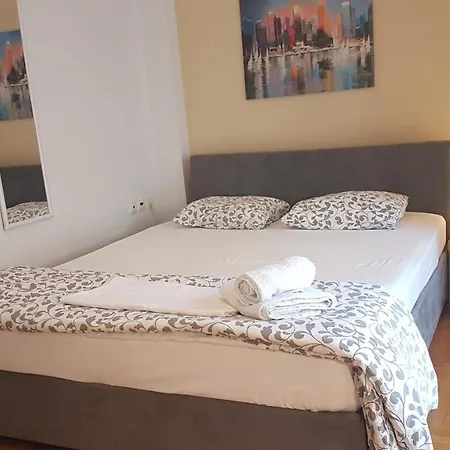 Petrol Apartment- Center, 4 Bd, 1 Bath Apartament