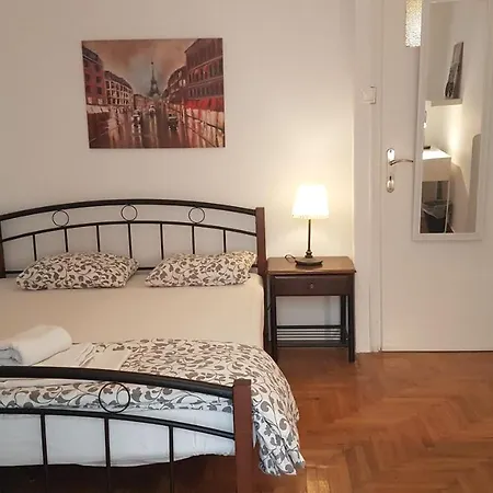 Petrol Apartment- Center, 4 Bd, 1 Bath Ateny