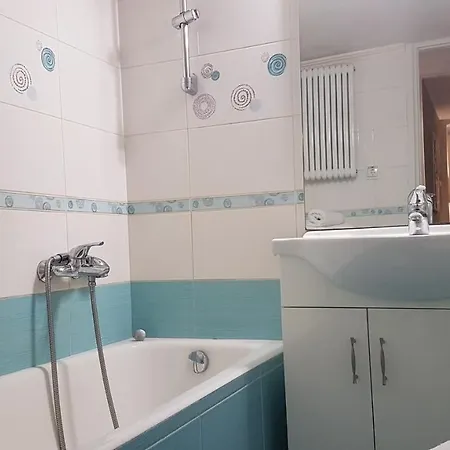 Petrol Apartment- Center, 4 Bd, 1 Bath Ateny