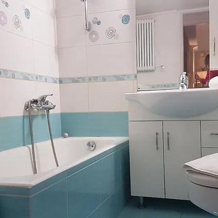 Petrol Apartment- Center, 4 Bd, 1 Bath Apartament
